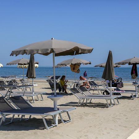 Hotel Commodore Cervia Exterior foto